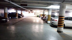 Parking sans voiturier (48 PLN par jour)