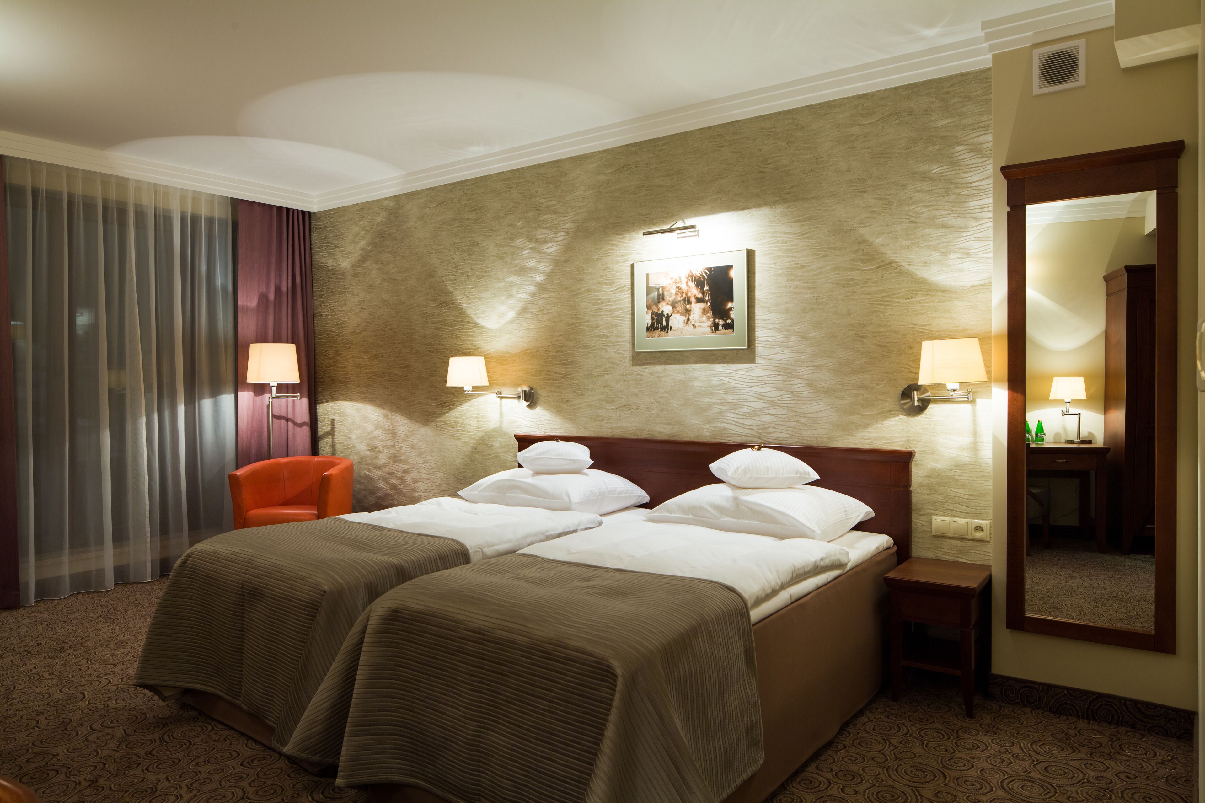 standard room | premium bedding, minibar, in-room safe, desk