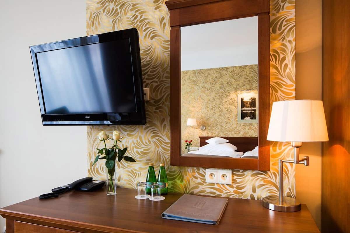 superior room | premium bedding, minibar, in-room safe, desk