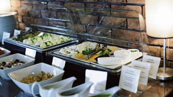 Desayuno buffet diario (PLN 48.00 por persona)