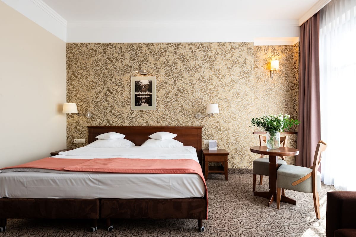 superior room | premium bedding, minibar, in-room safe, desk