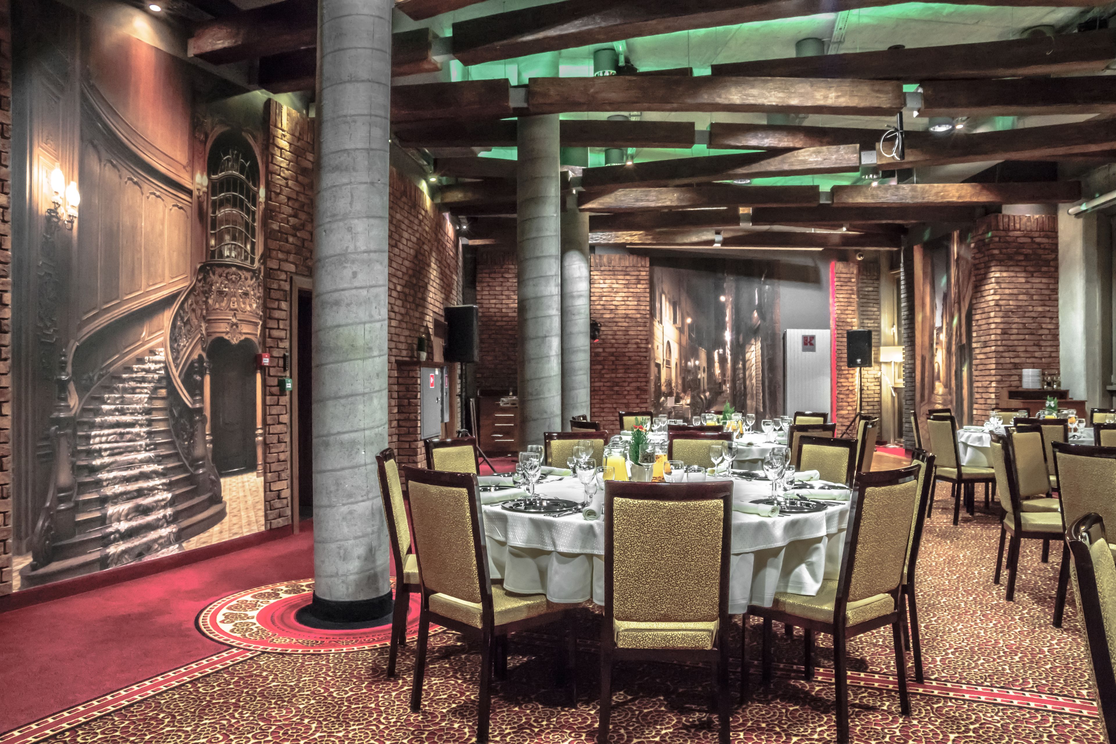 breakfast, lunch, dinner served; international cuisine