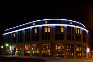 Fassade der Unterkunft – Abend/Nacht