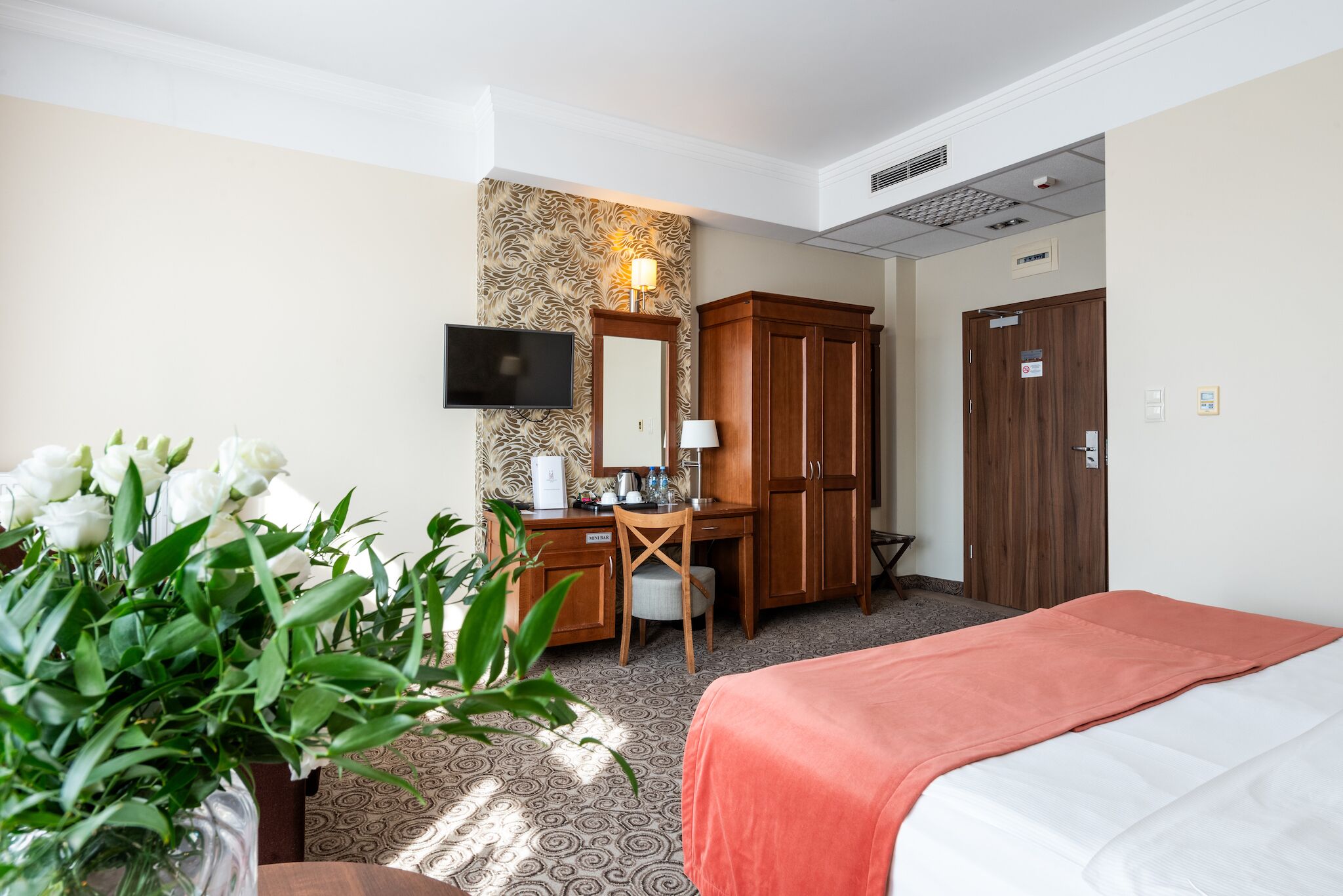 standard room | premium bedding, minibar, in-room safe, desk