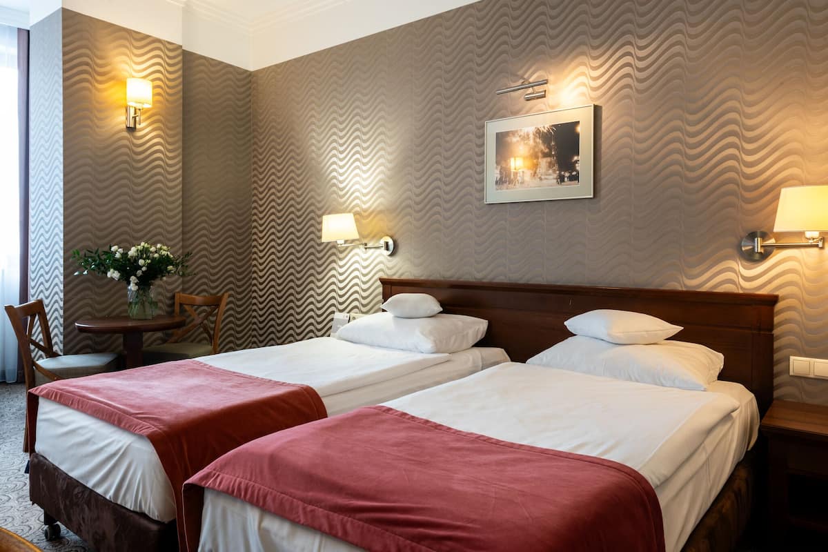 standard room | premium bedding, minibar, in-room safe, desk