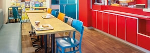 Frukostbuffé varje dag (EUR 5.9 per person)