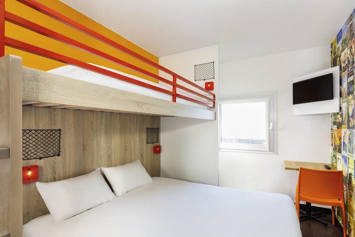 Quarto, 3 camas de solteiro (Break) | Escrivaninha, cortinas blackout, Wi-Fi de cortesia, roupa de cama