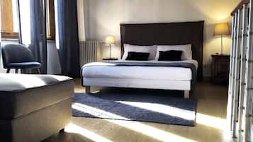 Apartamento, 2 habitaciones, terraza, vistas a la ciudad | Sábanas italianas Frette, caja fuerte, escritorio y cortinas opacas