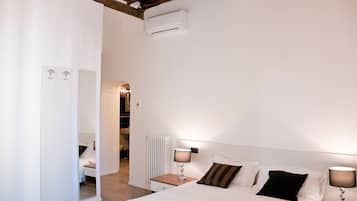 Habitación cuádruple superior, en edificio anexo | Sábanas italianas Frette, caja fuerte, escritorio y cortinas opacas