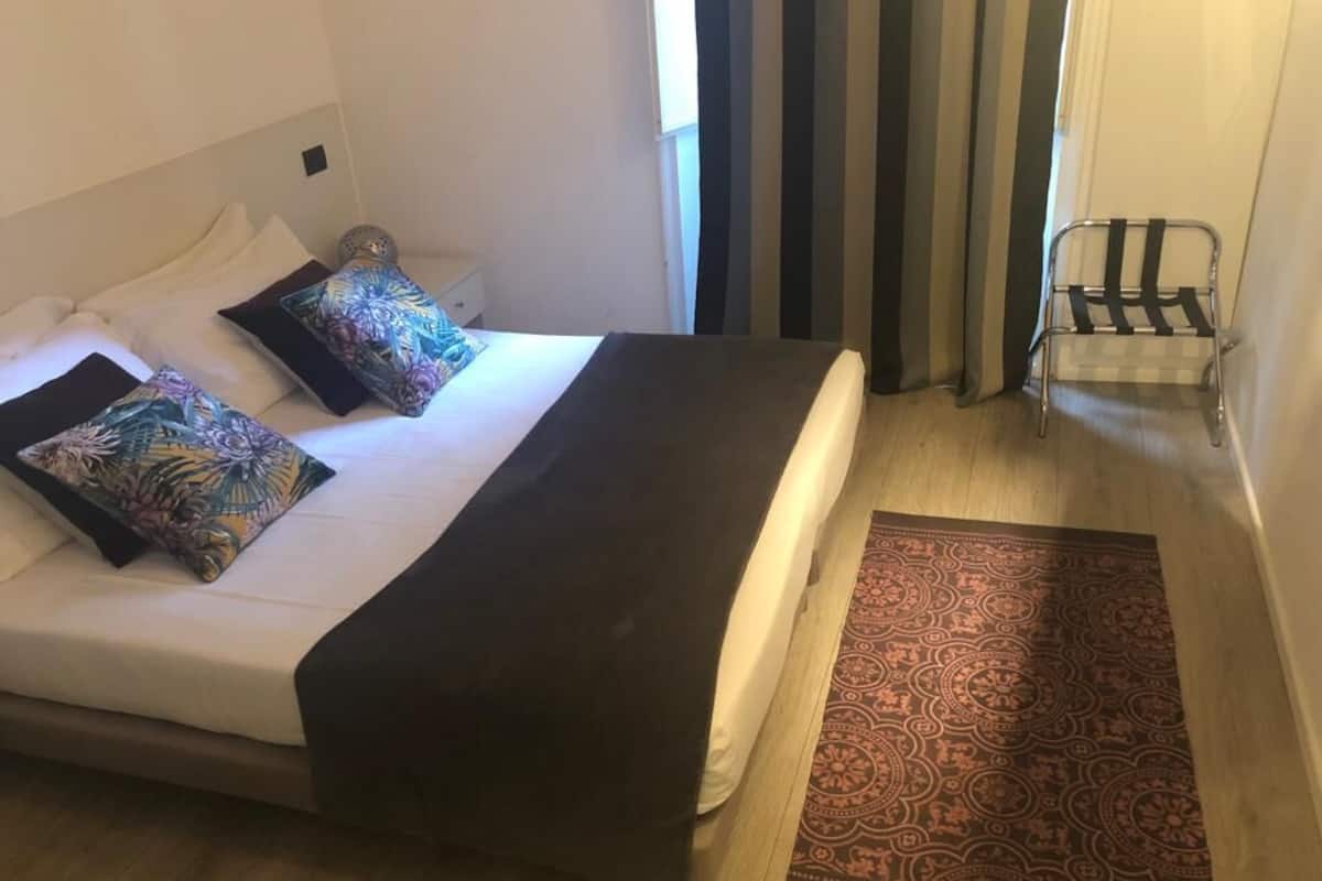 经济双人房, 副楼 | 意大利 Frette 床单、客房内保险箱、办公桌、遮光窗帘