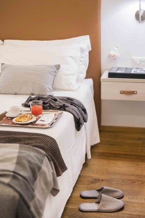 Superior Double Room | Cadar Frette Itali, peti besi dalam bilik, meja 
