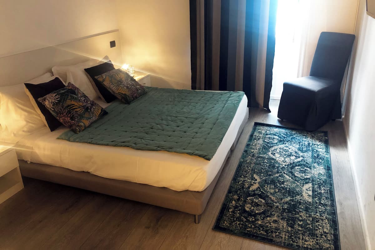 意大利 Frette 床单、客房内保险箱、办公桌、遮光窗帘