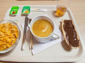 Buffet déjeuner (4.90 EUR par personne)