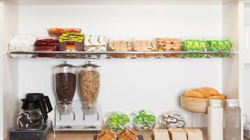 Petit déjeuner buffet (4.90 EUR par personne)