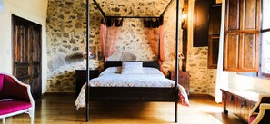 Suite romántica | Escritorio y cortinas blackout 