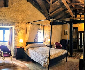 浪漫套房 | 办公桌、遮光窗帘