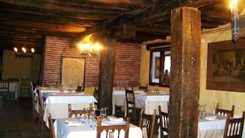 S'hi serveixen dinars, sopars i plats de cuina local