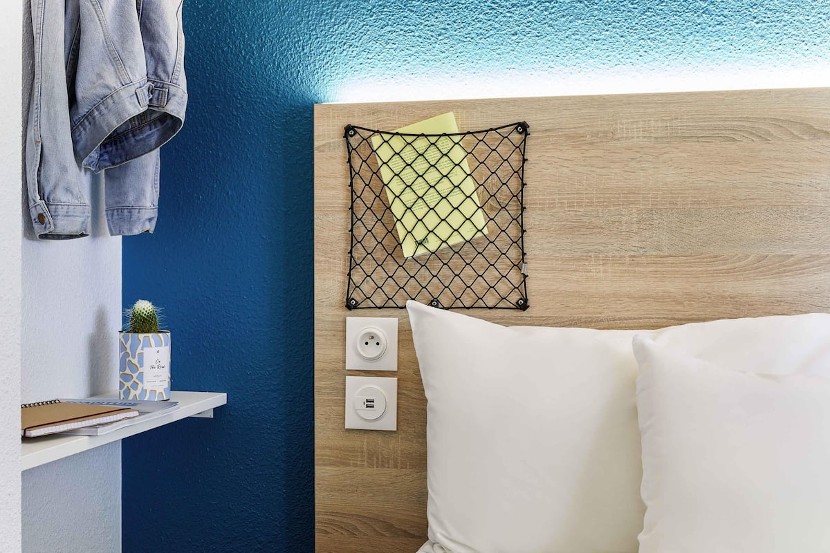 Free cots/infant beds, free WiFi, bed sheets