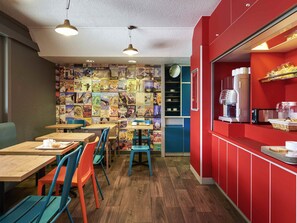 Café da manhã com buffet diário (EUR 5.90 por pessoa) 