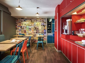 Café da manhã com buffet diário (EUR 5.90 por pessoa)