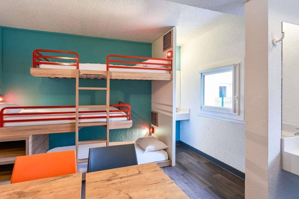 Family Room, Multiple Beds | Free cribs/infant beds, free WiFi, bed sheets