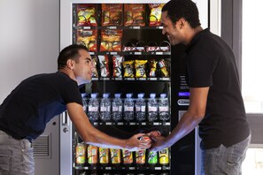 Een automaat gevuld met snacks en drankjes.