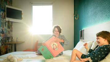 Desk, free WiFi, bed sheets