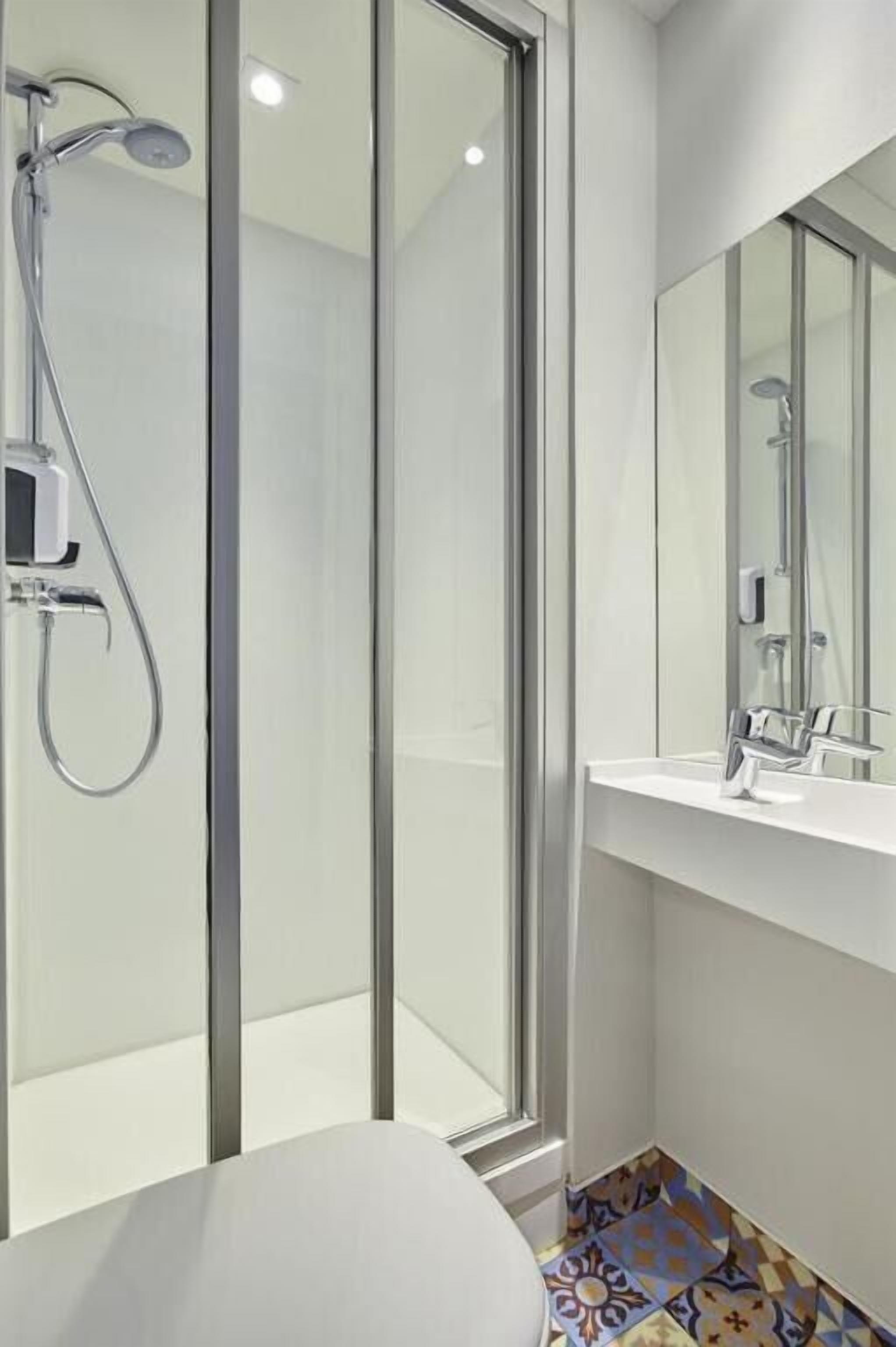 Room, 1 Double Bed, Private Bathroom (Cabrio) | Bathroom | Combined shower/tub, eco-friendly toiletries, towels