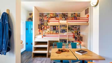 Escrivaninha, berços grátis, Wi-Fi de cortesia, roupa de cama