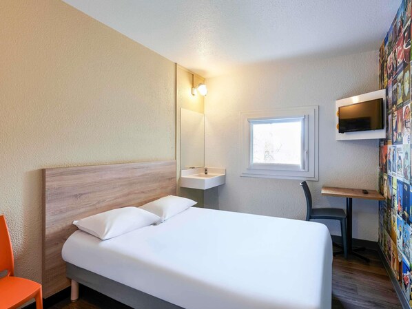 Chambre double avec salle de bain commune | Skrivbord, gratis barnsängar, gratis wi-fi och sängkläder