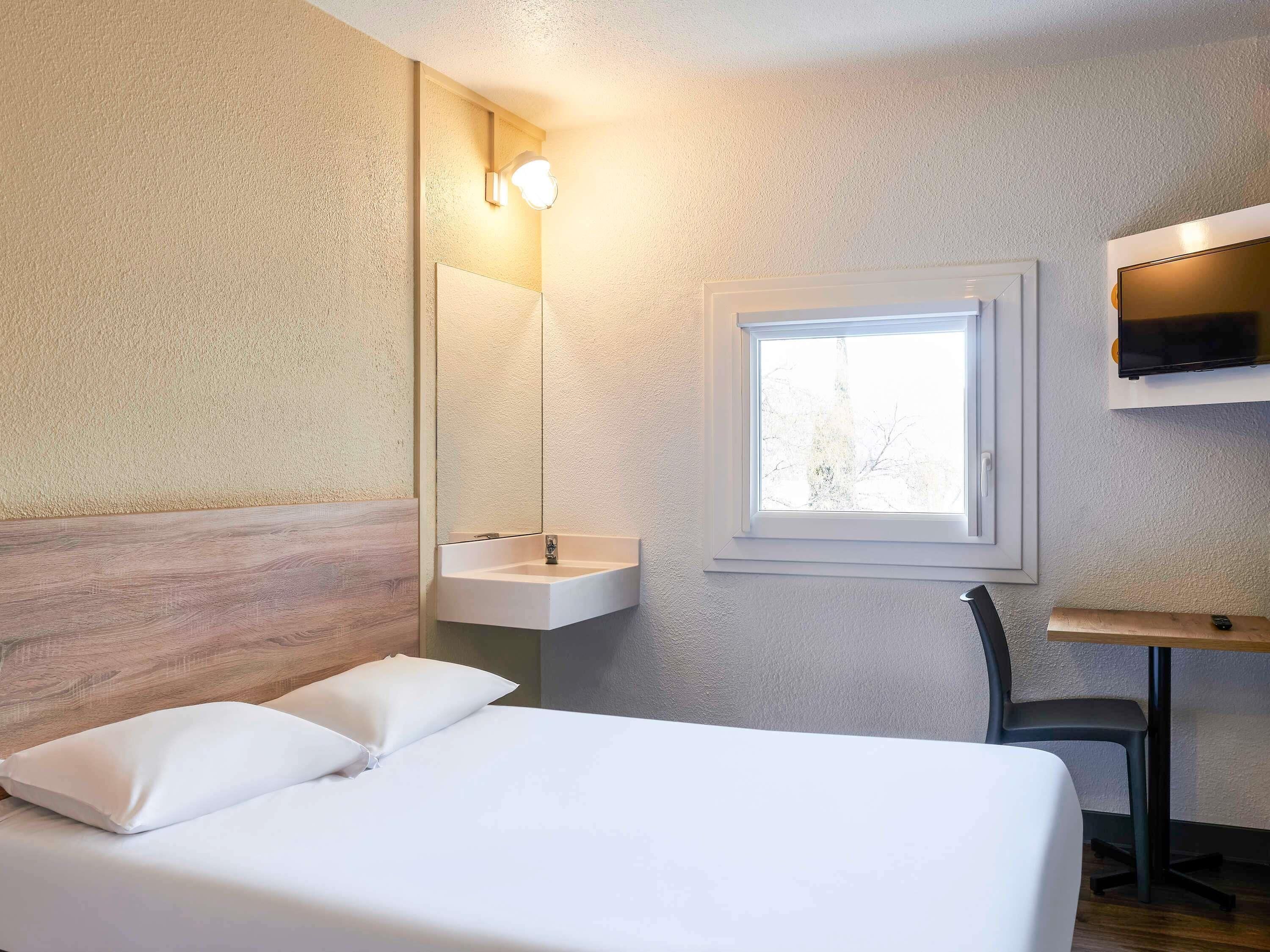 Chambre double avec salle de bain commune | Bureau, lits bébé (gratuits), Wi-Fi gratuit, draps fournis