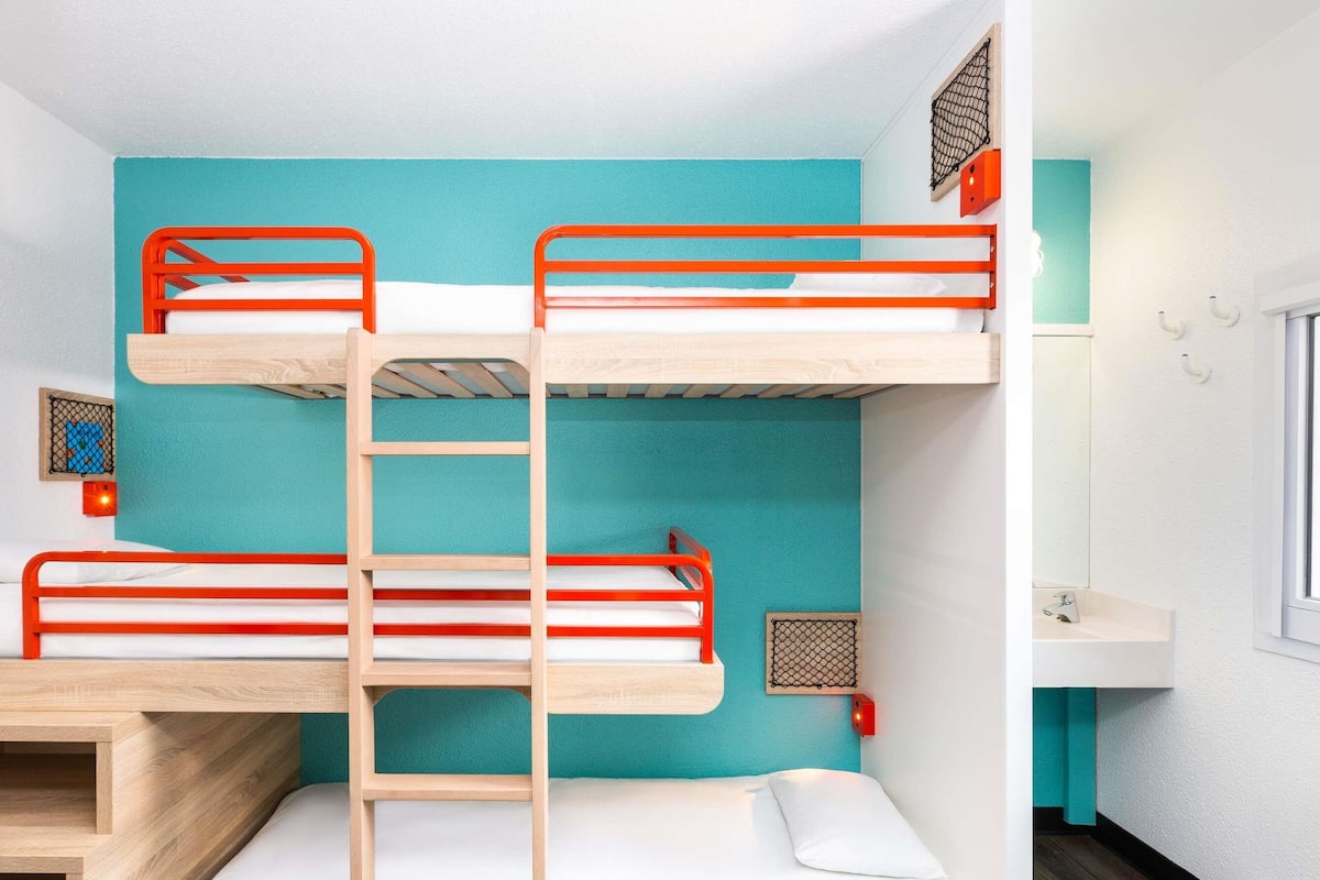 Room, 3 Twin Beds (#Ontheroad Basics) | Desk, free cribs/infant beds, free WiFi, bed sheets