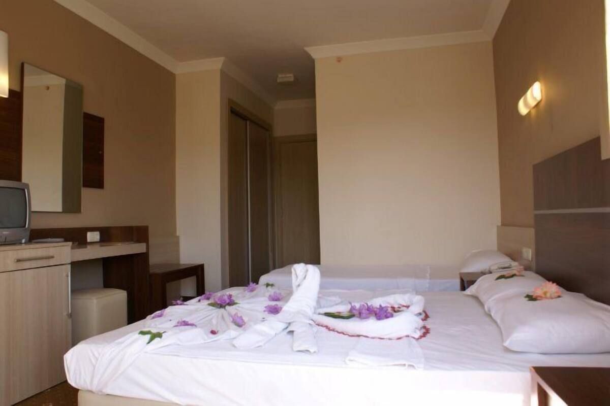 مكتب وواي فاي وملاءات أسرّة