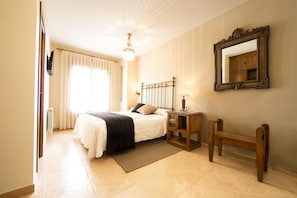 Triple Room (IV)