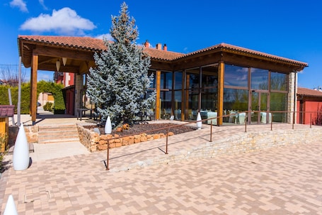 Front of property. Hotel Restaurante Quintanares