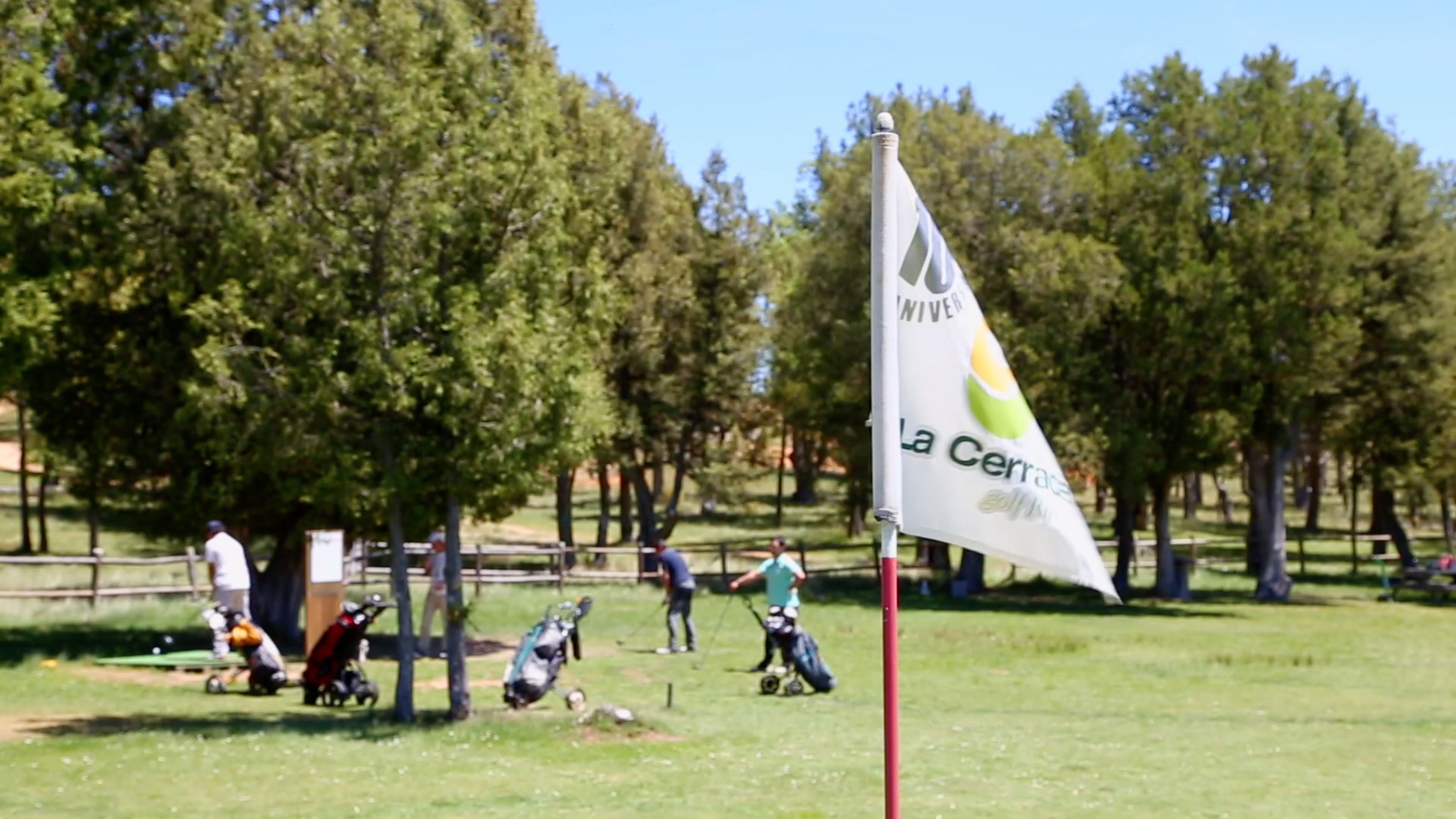 Un campo de golf con una bandera que dice "La Cerrada".