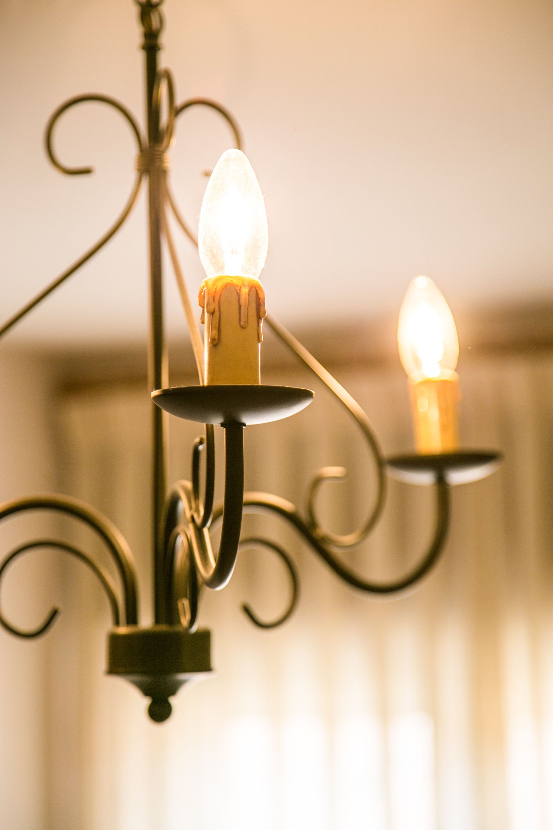 Un candelabro con dos velas encendidas en soportes individuales.