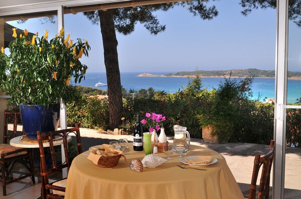Daily continental breakfast (EUR 12.00 per person) - Domaine Saint Pierre (Cargese)