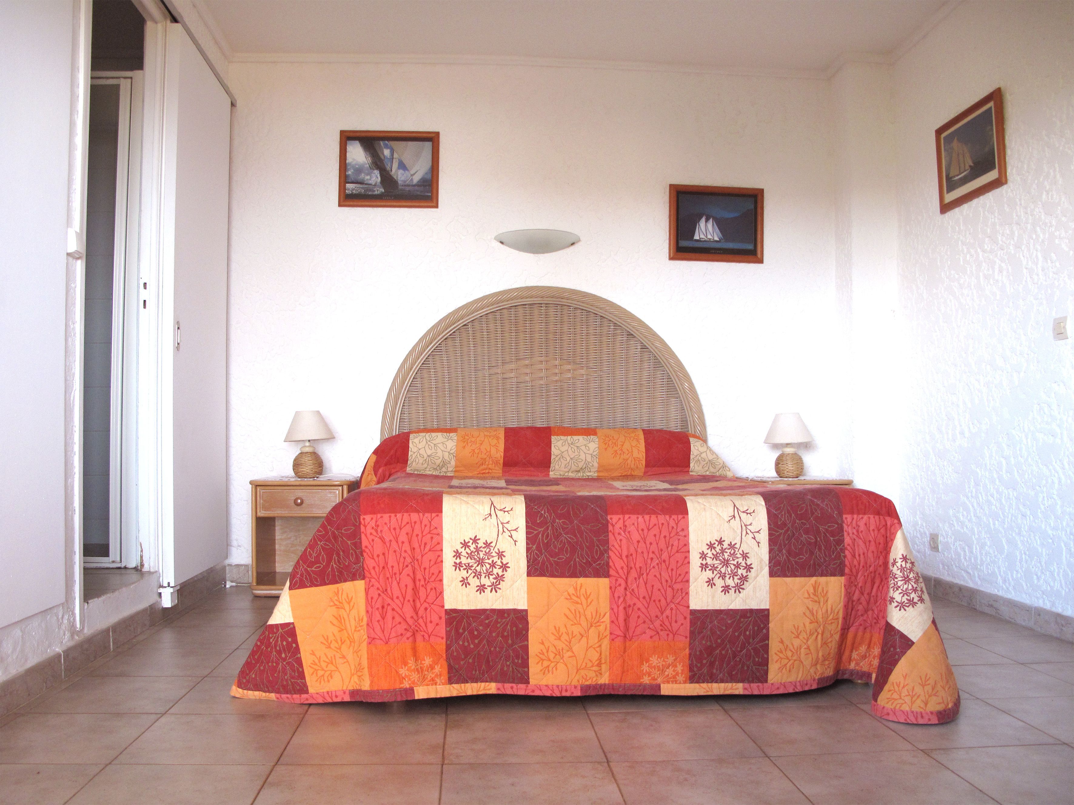 Habitación doble, vista al mar | Ropa de cama de alta calidad, escritorio y cortinas blackout 