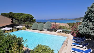 Piscine extérieure, parasols de plage, chaises longues