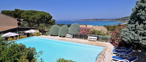 Piscine extérieure, parasols de plage, chaises longues