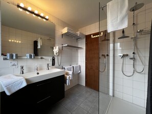 Douche, sèche-cheveux, serviettes fournies