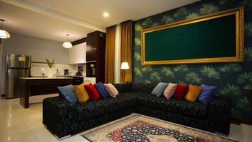 Familienvilla, Mehrere Schlafzimmer, Nichtraucher, eigener Pool | Wohnbereich | 42-Zoll-Flachbildfernseher mit Satellitenempfang