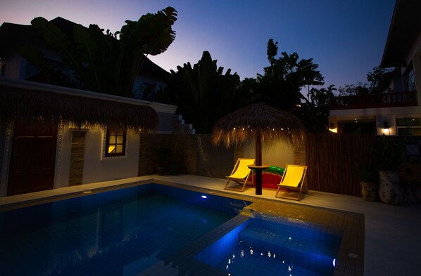 Piscina externa, guarda-sóis, espreguiçadeiras