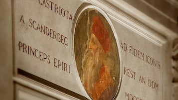 Une plaque portant des inscriptions et un emblème circulaire.