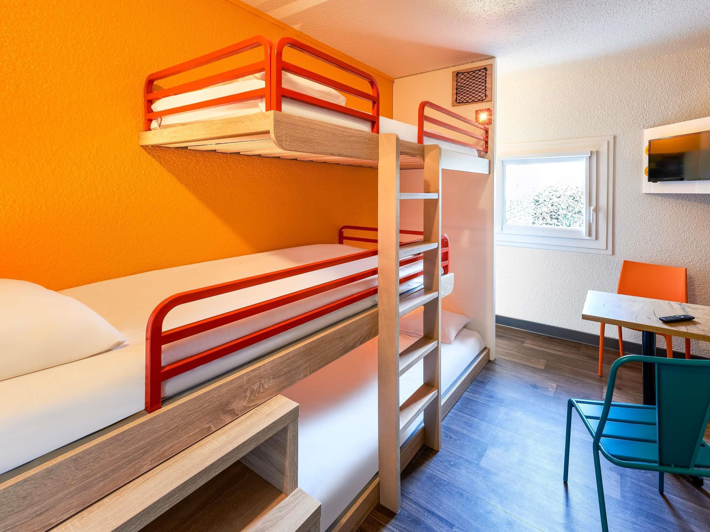 Kamer, 3 eenpersoonsbedden (#Ontheroad Basics) | Individueel gedecoreerd, individueel gemeubileerd, een bureau