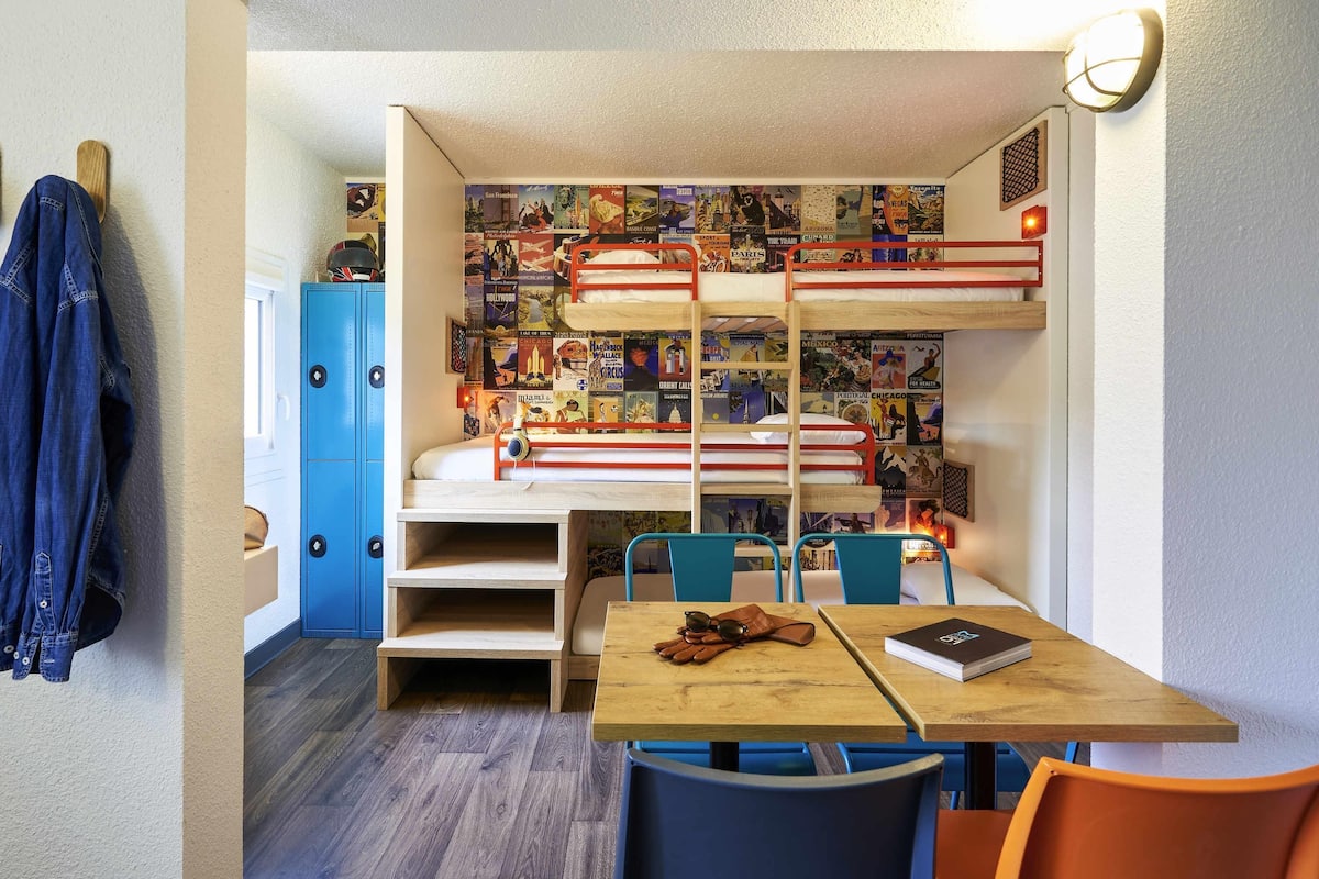 Habitación, varias camas | Decoración personalizada, muebles diferentes y escritorio
