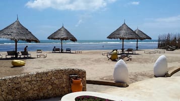 Bãi biển riêng, ghế dài tắm nắng, dù trên bãi biển, khăn tắm biển
