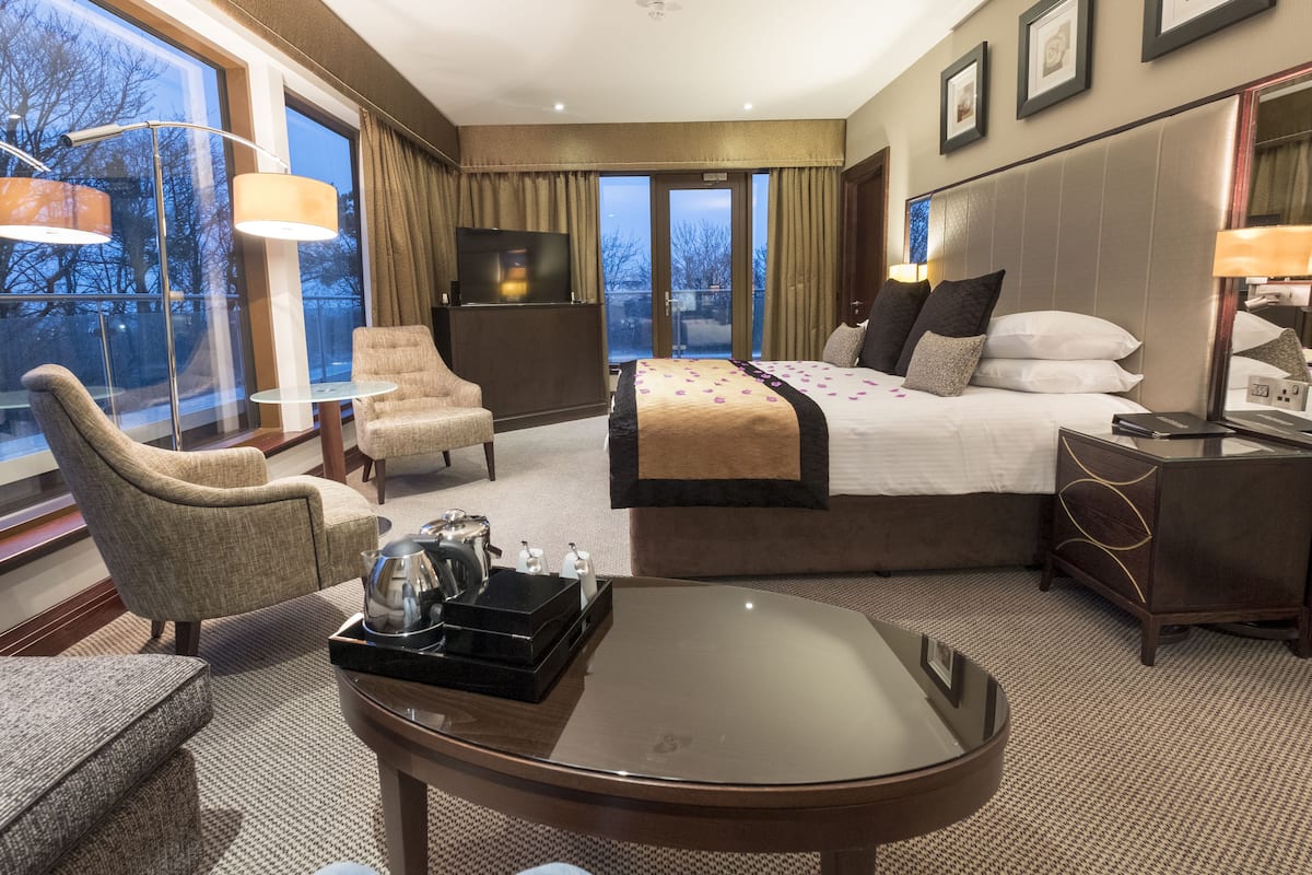 executive suite, balcony | 1 bedroom, in-room safe, desk, blackout curtains