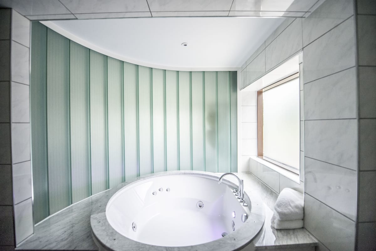 parklands suite | deep-soaking bathtub